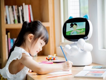陪伴型機器人「凱比同學」第二代登場 亞太電信獨賣
