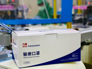鴻海捐贈12萬片自製口罩予10個社福團體 助經濟弱勢、罕病家庭與獨居長者