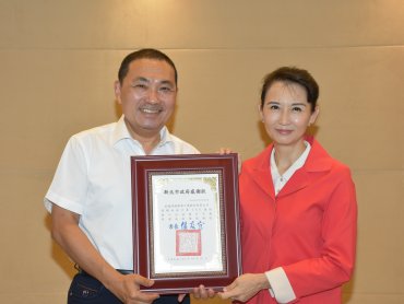 鴻海以實際行動力挺第一線防疫工作人員 捐贈新北市政府100萬片MIT口罩 