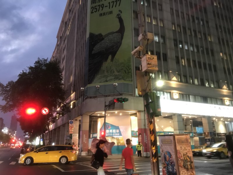 東區店面空置狀況逐漸改善 罕見出現租車業者。（廠商提供）