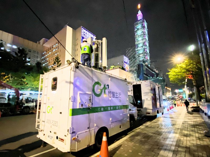疫後首次5G跨年夜直播及宅經濟發燒 行動上網數據傳輸量倍增。（亞太電信提供）