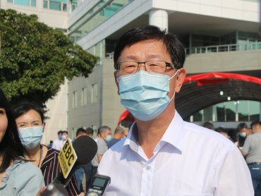 鴻海劉揚偉：缺料造成重複下單嚴重 但缺料要到明年Q2才會緩解