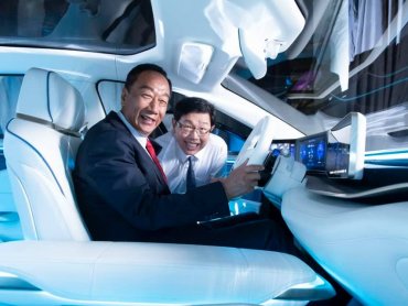 2021鴻海科技日登場 三款自主開發電動車正式對外亮相