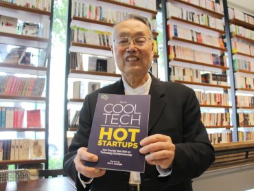 施振榮王道傳承遠赴海外 亞洲管理學院出書分享王道心法與創新創業經驗