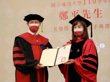 國立成功大學九十週年校慶 台達執行長鄭平頒贈名譽博士 共許永續發展承諾