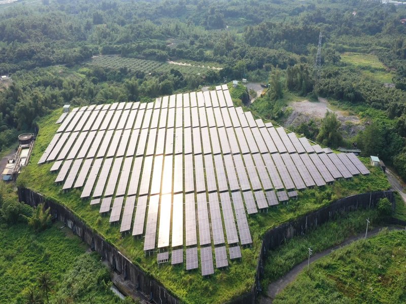 友達透過在垃圾掩埋場上建置太陽能系統，打造成勁關廟電廠，讓垃圾掩埋場搖身變為太陽能電廠。（友達提供）