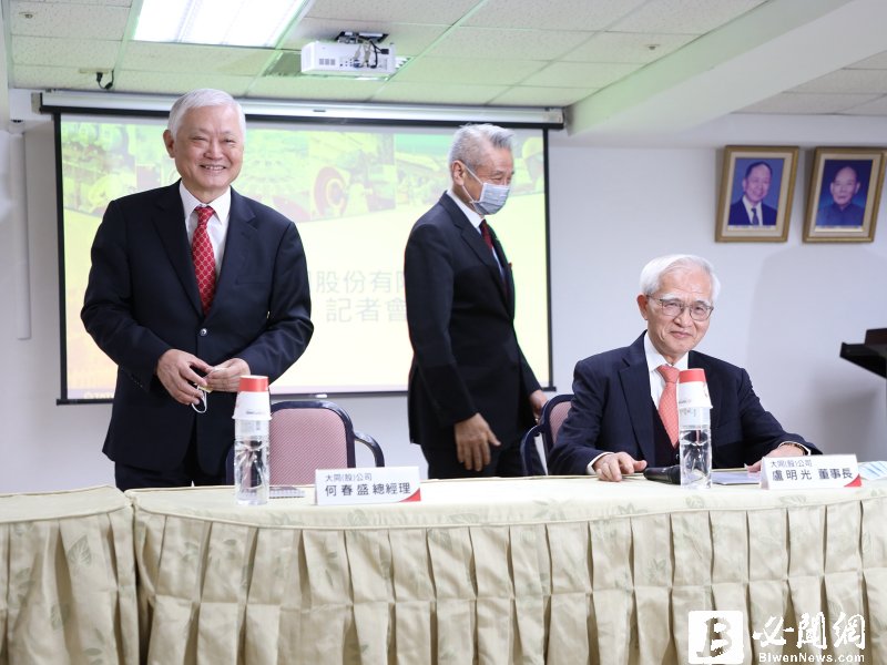 大同董事長盧明光(右)、總經理何春盛宣布辭職 新任董座將由王光祥(中)接任。（資料照）
