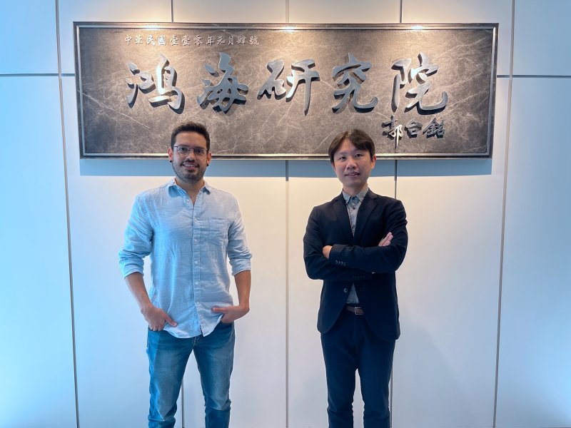 鴻海研究院量子計算研究所所長謝明修(右)與研究員Pedro Figueroa Romero。（鴻海研究院提供）