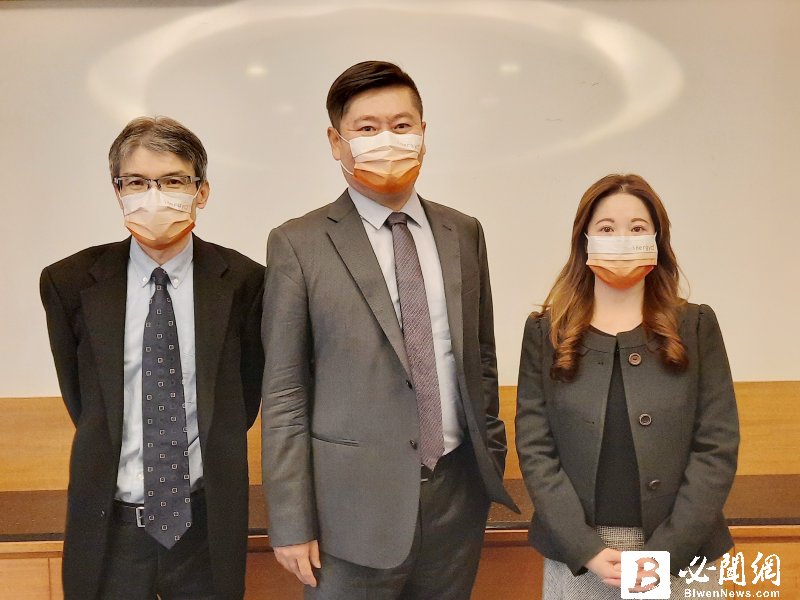 廣閎科董事長林明璋（中）今率管理部資深經理潘嘉君（右）、總經理室特助陳森福（左）。（資料照）