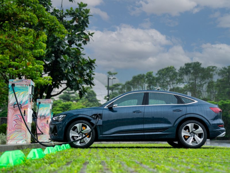 台泥攜手Audi推動ESG Audi 8座電動車充電站加入台泥EARTH HELPER減碳永續積分行動。（廠商提供）