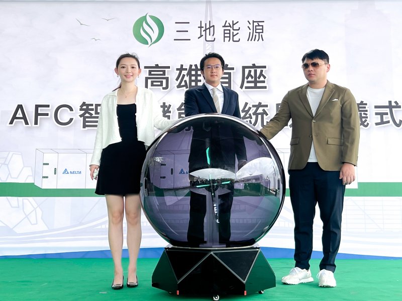 三地能源高雄首座AFC智慧儲能案場啟用，左起三地集團品牌長暨三地能源總經理鍾欣倍、高雄市政府經發局局長廖泰翔、三地集團執行長鍾育霖 。（廠商提供）