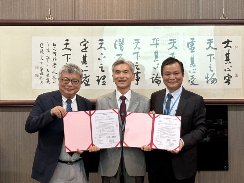 興大循環經濟研究學院院長 王升陽 （左）興大校長薛富盛（中）上緯投控蔡朝陽董事長（右）。（上緯提供）
