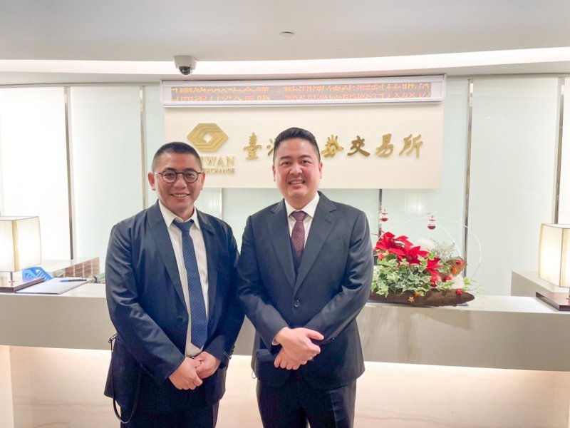 泓德能源正式通過證交所上市審議，右為董事長謝源一、左為總經理周仕昌。（廠商提供）