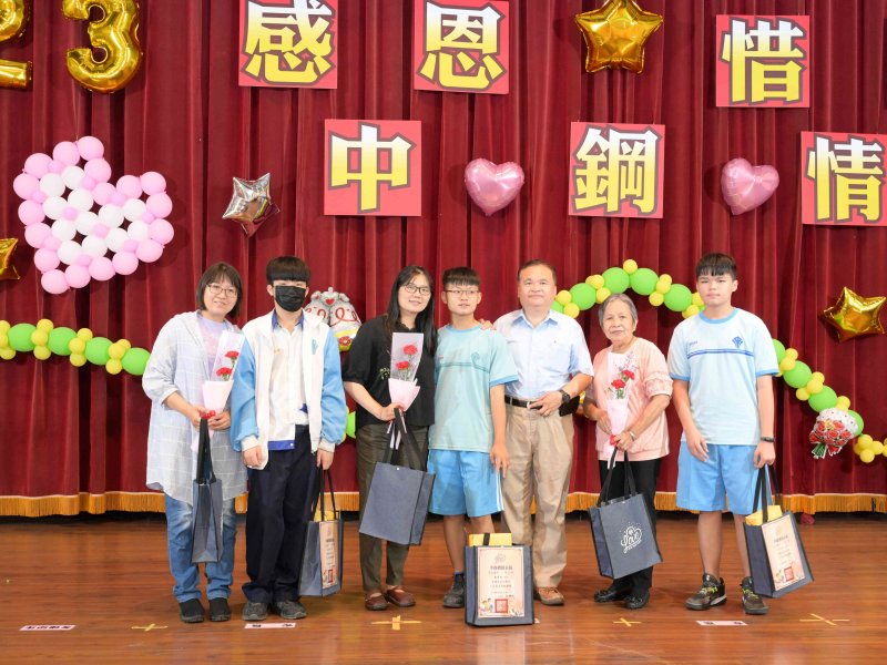 中鋼攜手高雄市小港區國中、國小辦理112年度母親節孝親楷模表揚暨績優獎學金頒獎典禮。（中鋼提供）