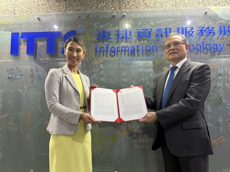 東捷資訊董事長高尚偉（右）與Workiva戰略合作夥伴總監丁娜（左）。（廠商提供）