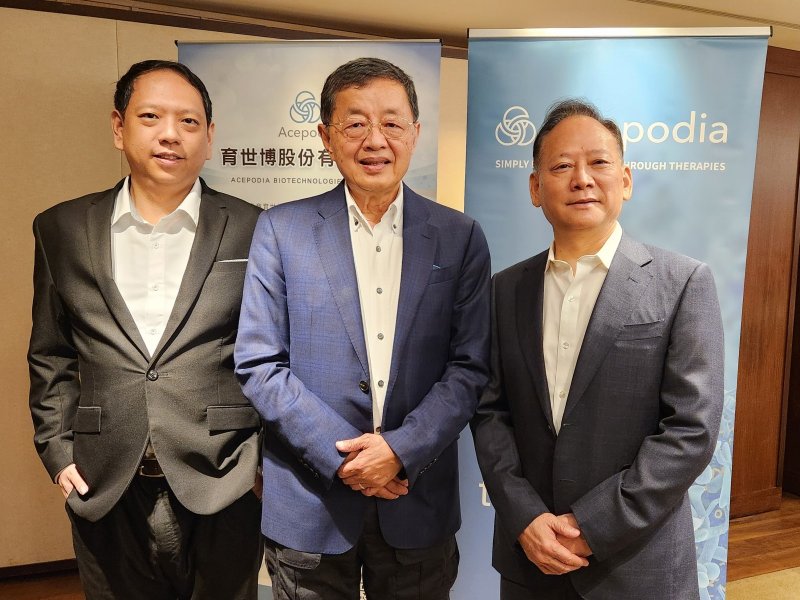 圖中為育世博董事長楊育民，左為執行長蕭世嘉，右為技術長林立源。（廠商提供）