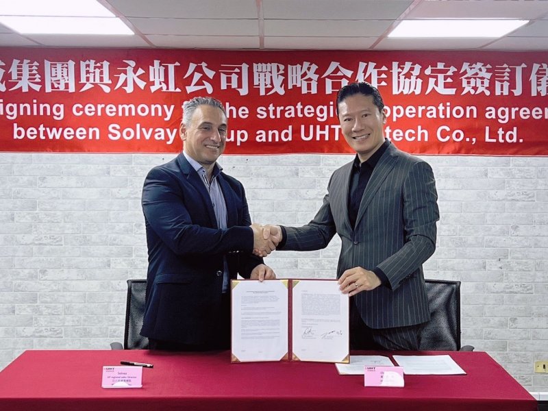 永虹先進董事長吳家幸與歐洲蘇威集團亞太區業務總監Nick Matheou(左)簽署戰略合作協議書。（廠商提供）