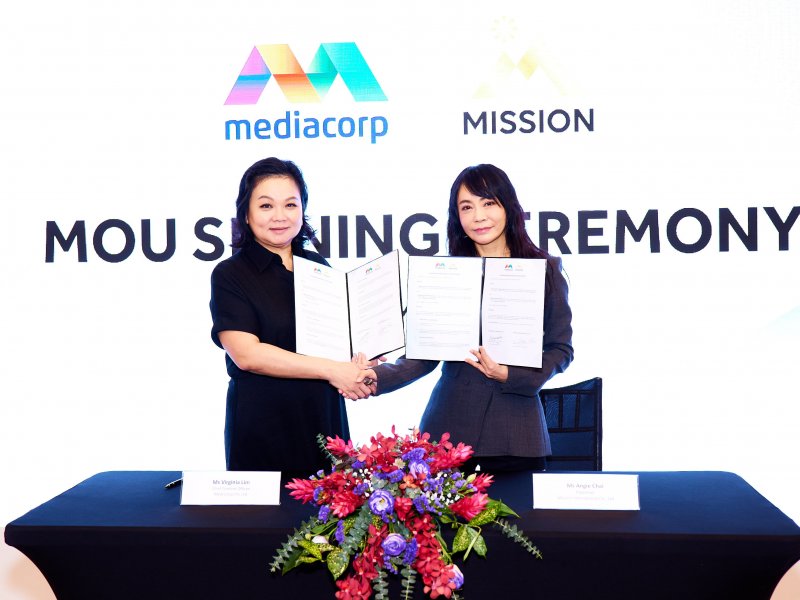 米神國際董事長柴智屏（右）親赴新加坡與「新傳媒」首席內容創作官林麗慧簽署跨國合作案。（廠商提供）