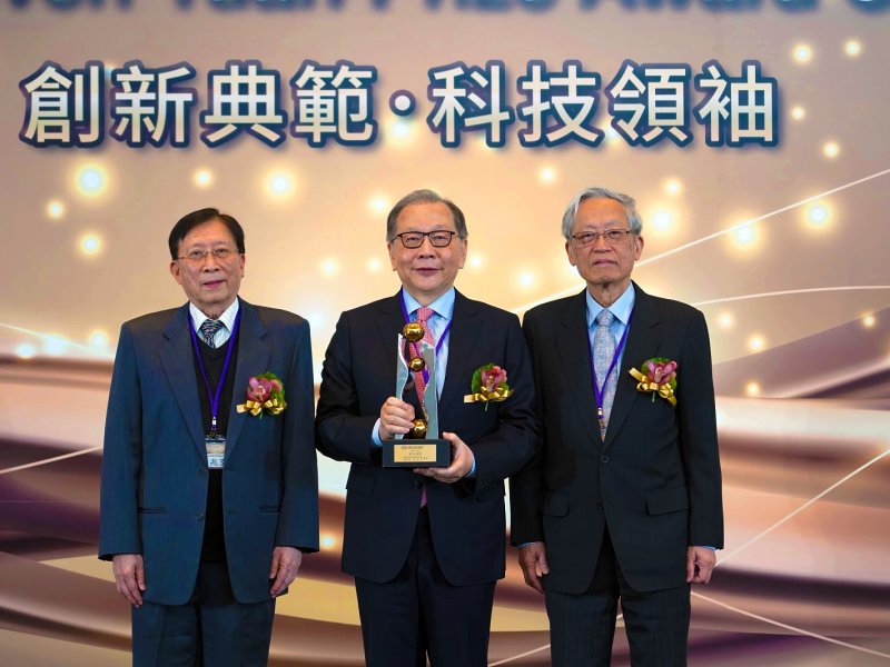 聯發科副董兼執行長蔡力行（中）獲第十七屆潘文淵獎。（廠商提供）