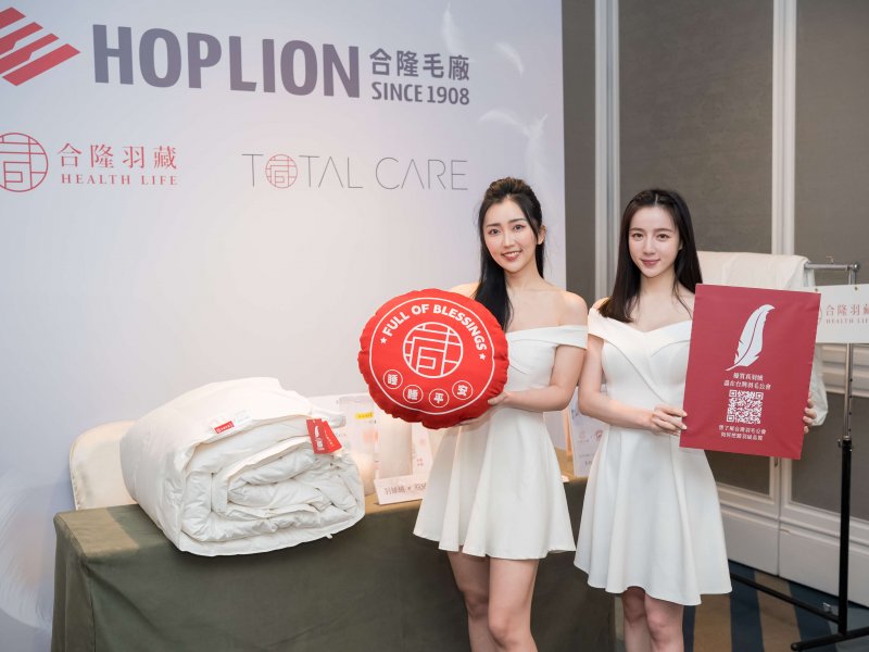 掛上台灣羽毛公會的紅色小吊牌品質掛保證。（公會提供）