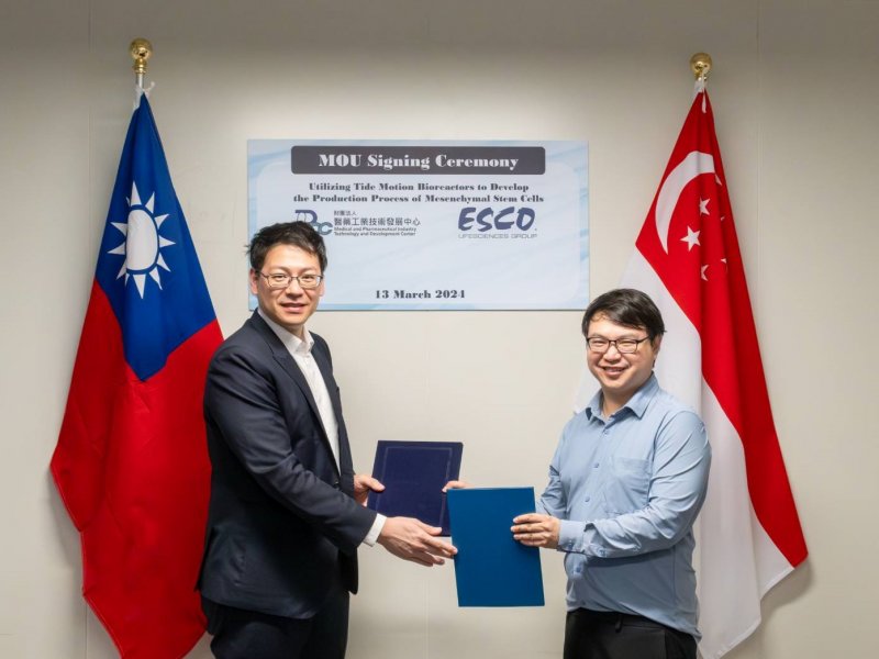 合作備忘錄簽署現場由ESCO ASTER林向亮執行長（右）與藥技中心醫工處江秉倫處長（左）代表簽署。（藥技中心提供）