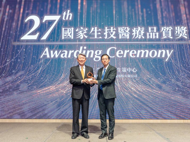 左起為經濟部長郭智輝、佳世達醫療影像事業部處長宋沛倫。（佳世達提供）