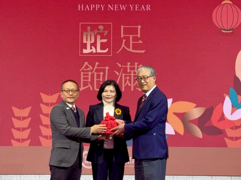 圖中為雲林縣長張麗善、圖右為廠協會第11屆理事長巧新董事長黃聰榮、圖左為廠協會第10屆理事長臺旺食品創辦人陳麒升。（巧新提供）