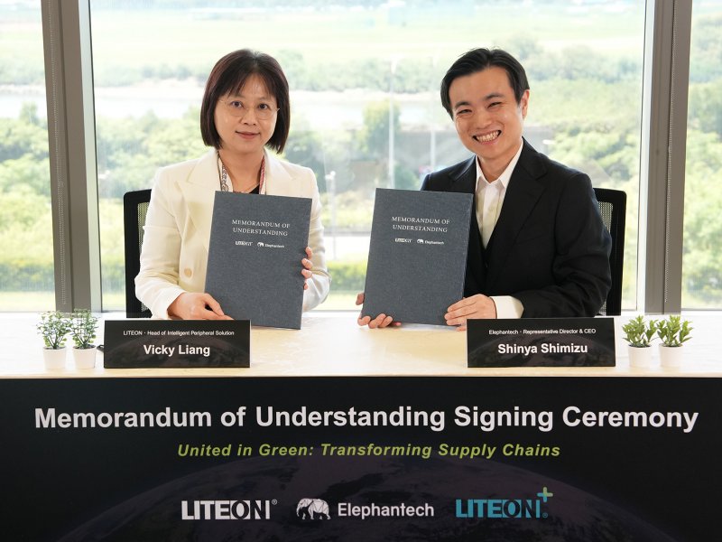 光寶科技智能周邊事業部總經理梁翠蘭(左)與Elephantech執行長清水信哉(Shinya Shimizu)(右)簽署MoU。（光寶科提供）