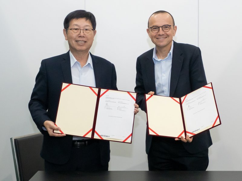 鴻海董事長劉揚偉（左）與施耐德電機執行長Olivier Blum（右）共同簽署策略合作。（鴻海提供）